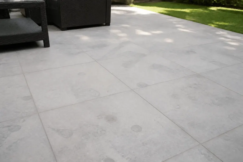 Carrelage exterieur avec taches grises resistantes visibles