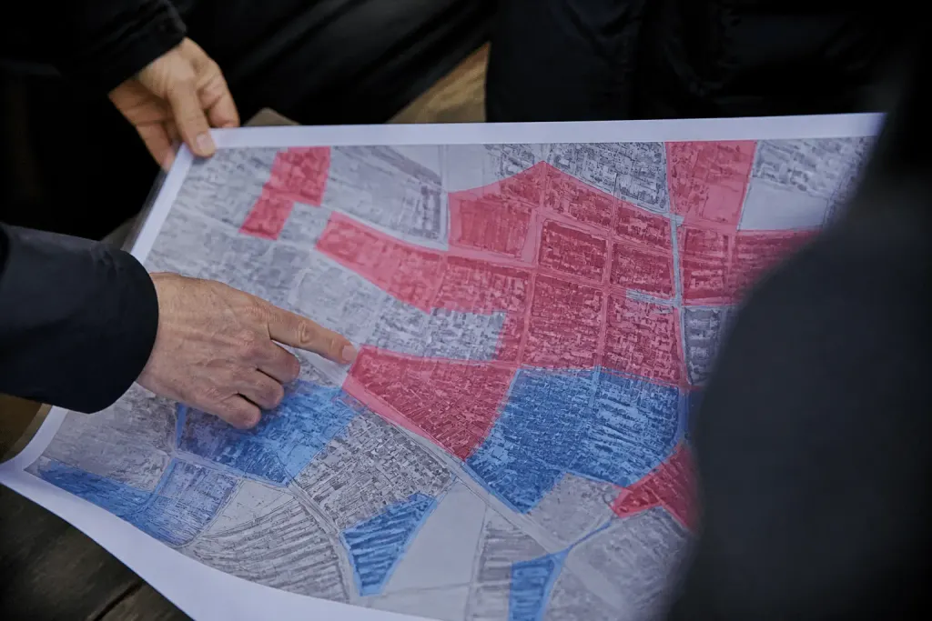 Carte urbaine avec zones colorees en rouge et bleu