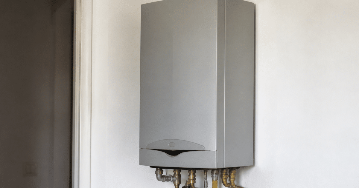 Chaudiere condensation grise installee verticalement sur mur blanc