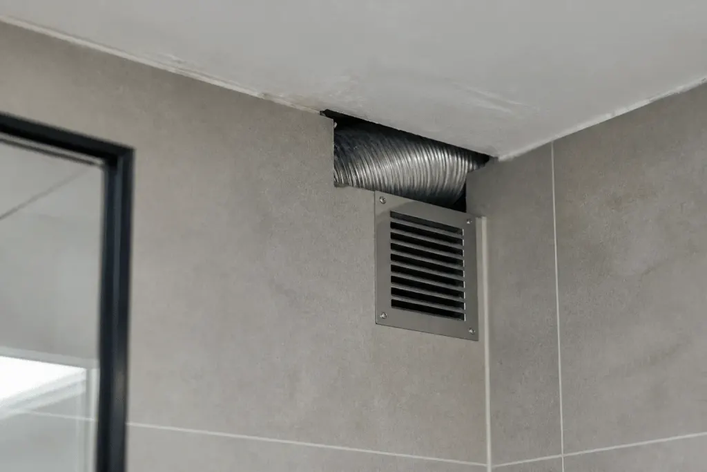 Conduit ventilation salle bain avec grille extraction métallique