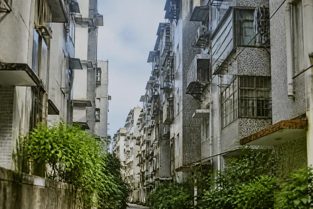 Immeubles résidentiels serrés avec rues étroites densément construites