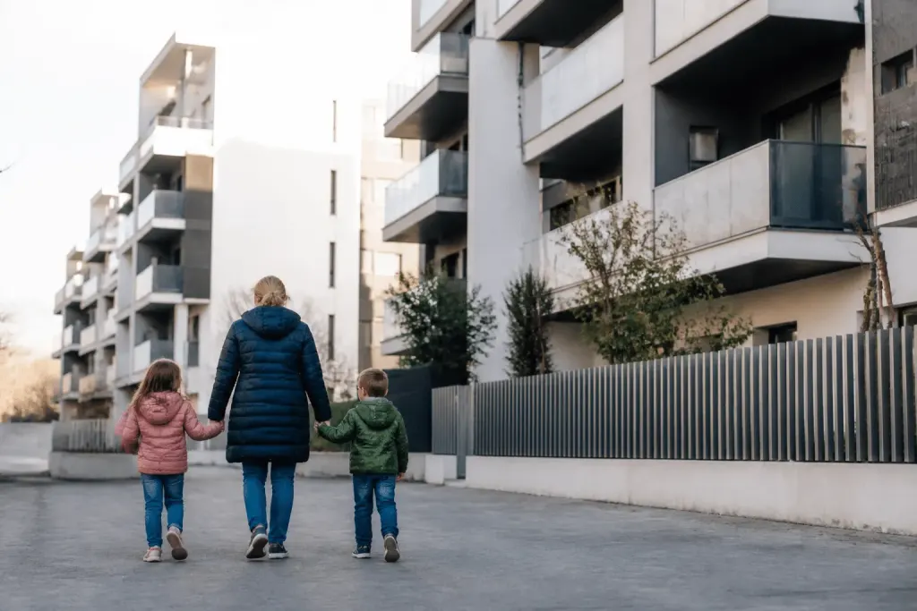Immeubles modernes avec familles devant constructions neuves urbaines