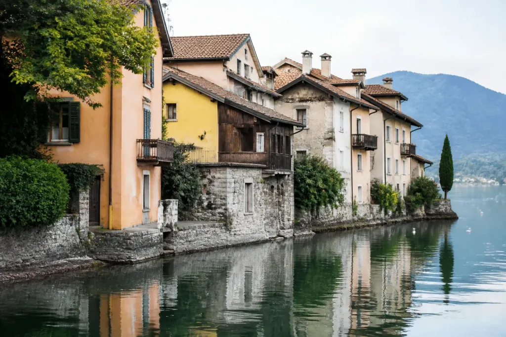 Maisons colorees bord du lac Annecy avec facades anciennes