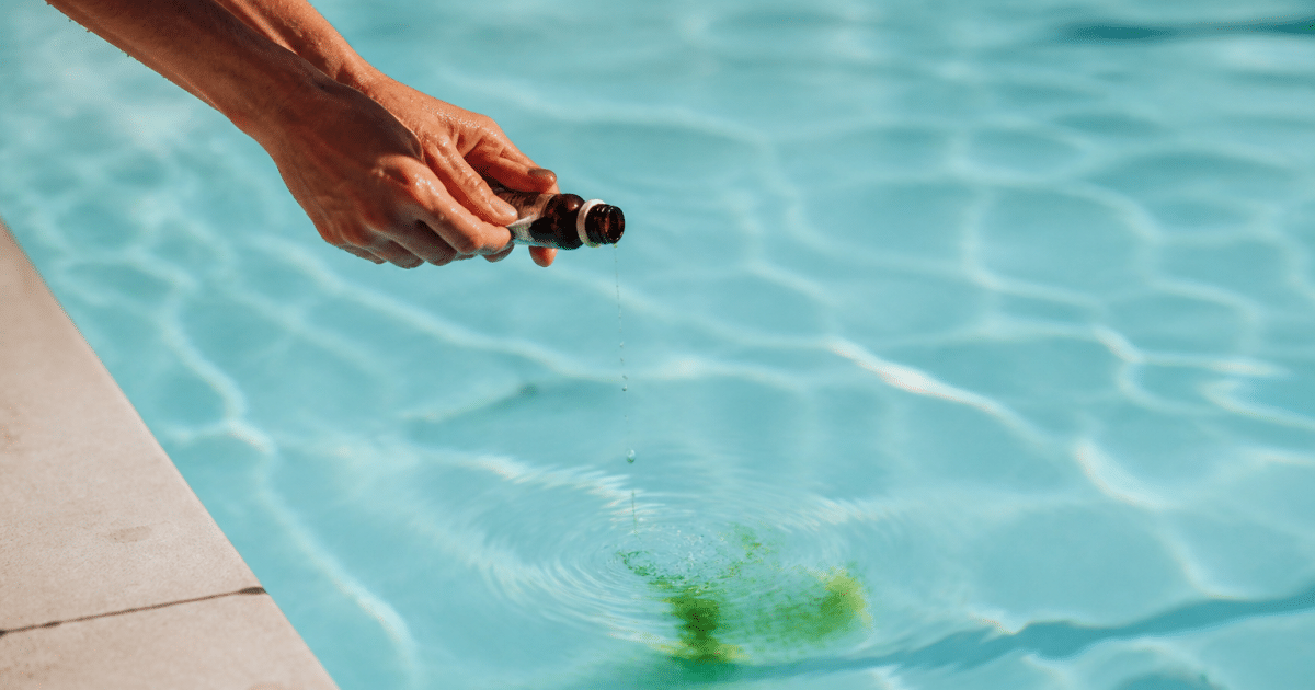 Mains versant produit naturel dans piscine bleue claire