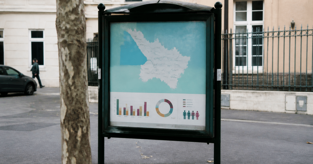 Panneau informatif affichant chiffres population ville française