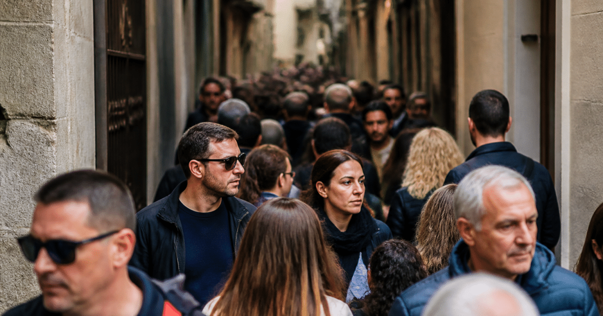 Foule dense de personnes debout dans rue urbaine etroite