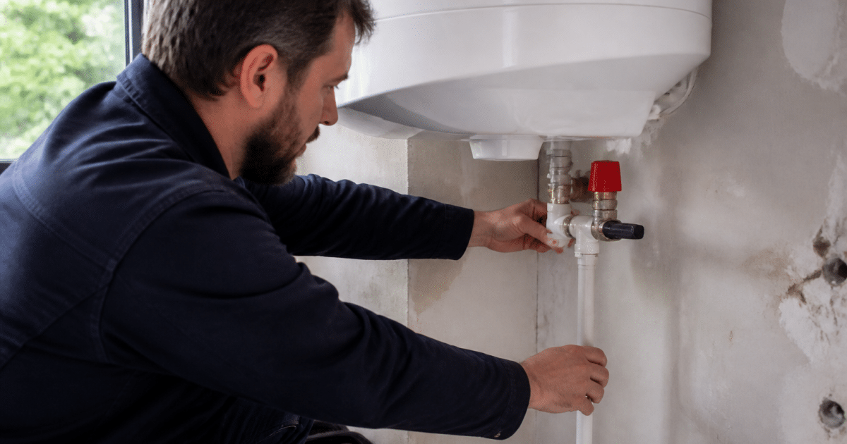 Technicien remplacant groupe securite chauffe eau mural