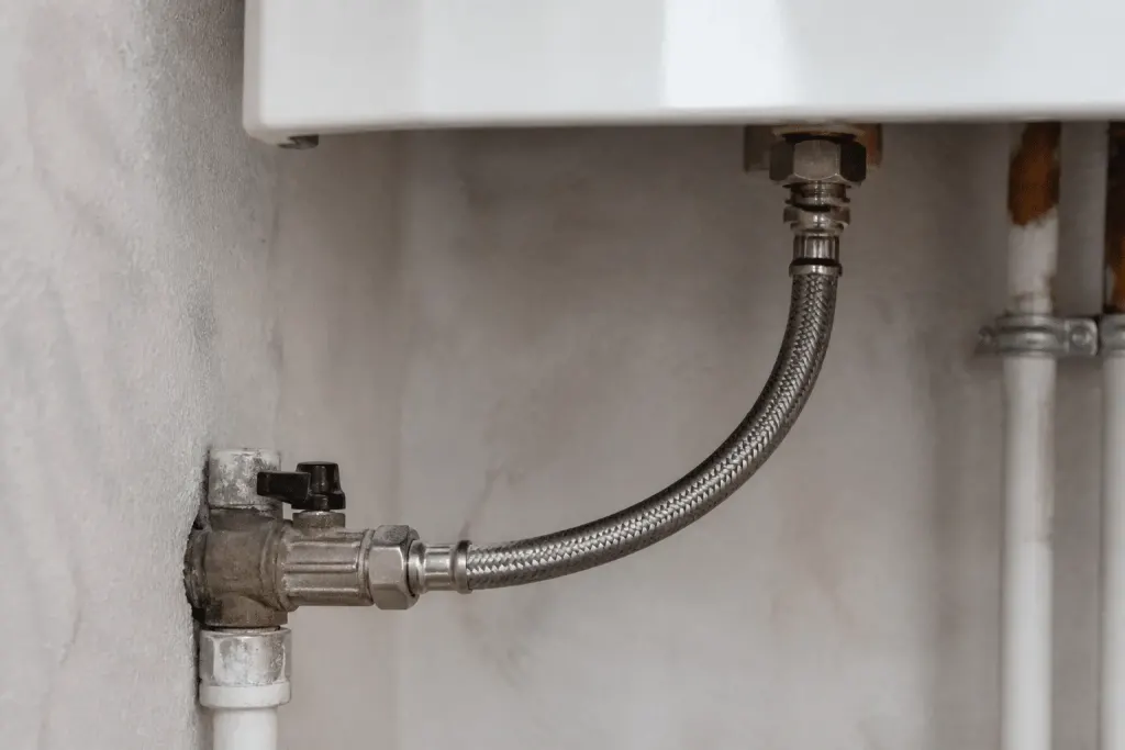 Robinet flexible sous chaudière relié tuyau eau
