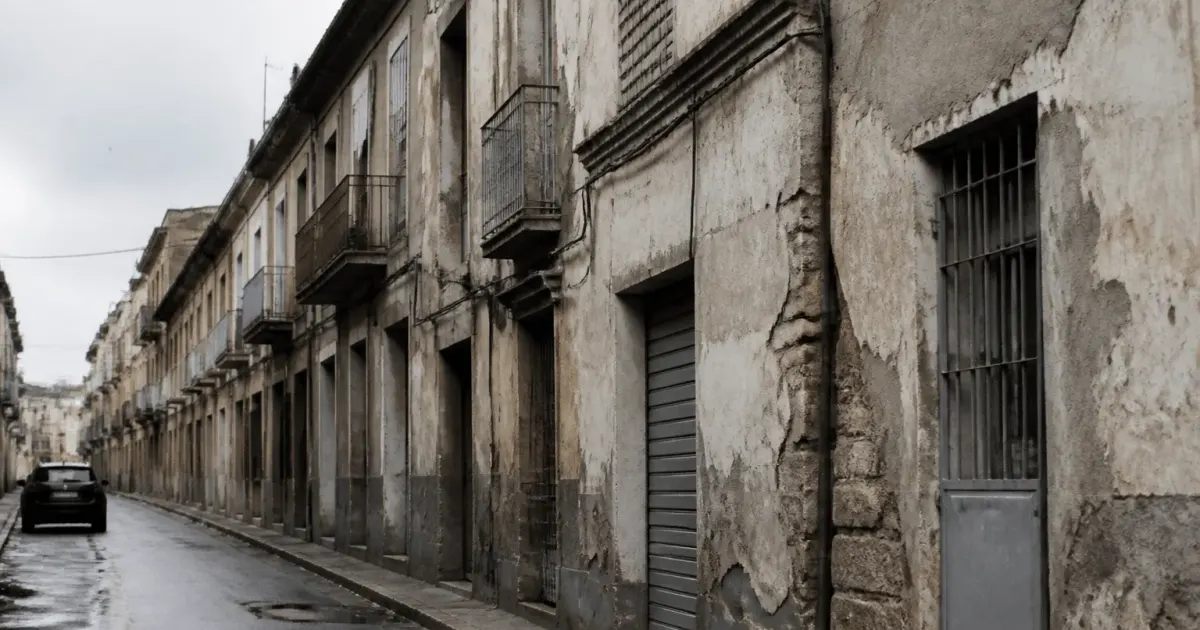 Rue urbaine degradee avec batiments anciens et facades ternies