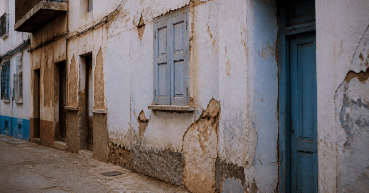 Rues urbaines delabrees avec batiments vetustes et facades deteriorees
