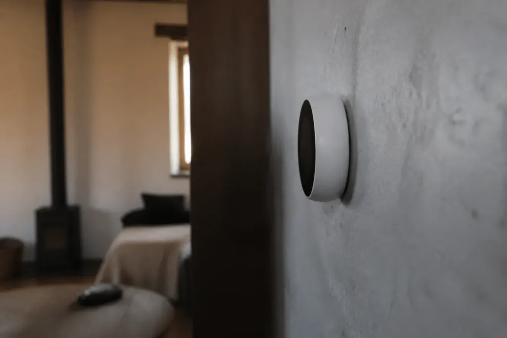 Thermostat sans fil bloqué derrière mur épais gris