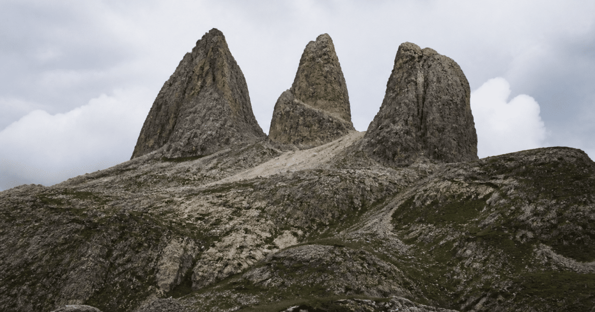 Trois pics rocheux s'elevant au-dessus du col montagneux
