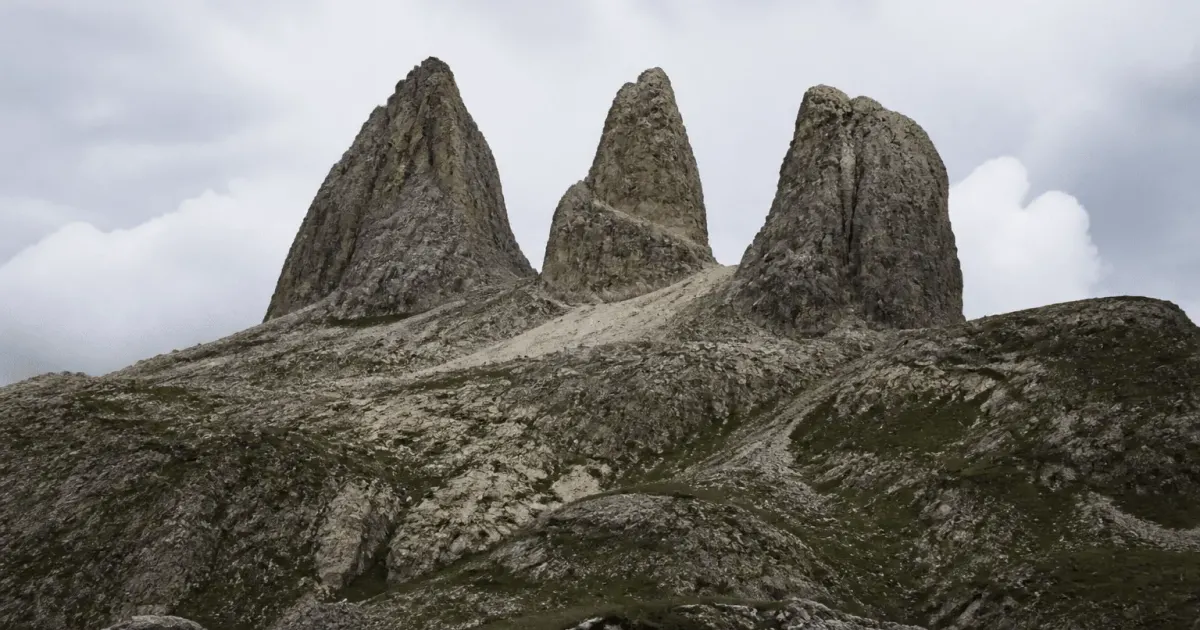 Trois pics rocheux s'elevant au-dessus du col montagneux