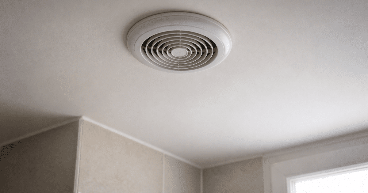 Ventilateur extracteur blanc fixe au plafond salle bain