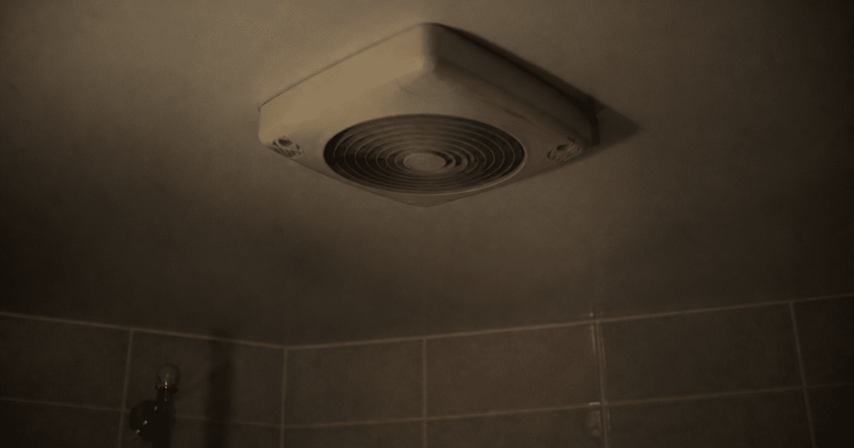 Ventilation murale bruyante installée au plafond la nuit