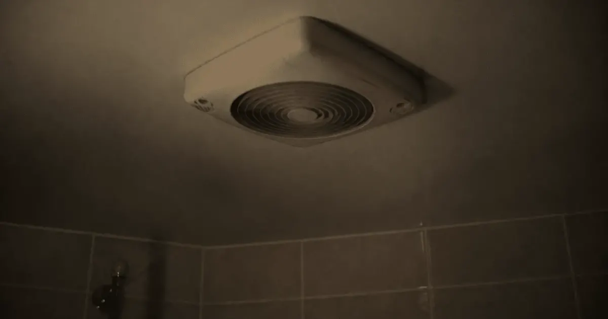 Ventilation murale bruyante installée au plafond la nuit
