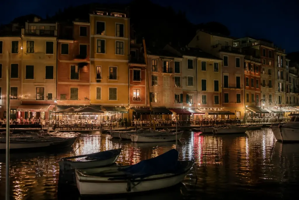 Facades multicolores terrasses restaurants bateaux port nuit