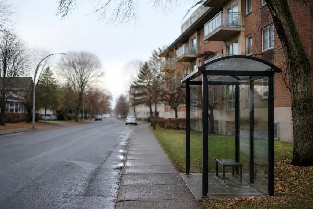 Rue avec arret bus ecole et immeubles residentiels