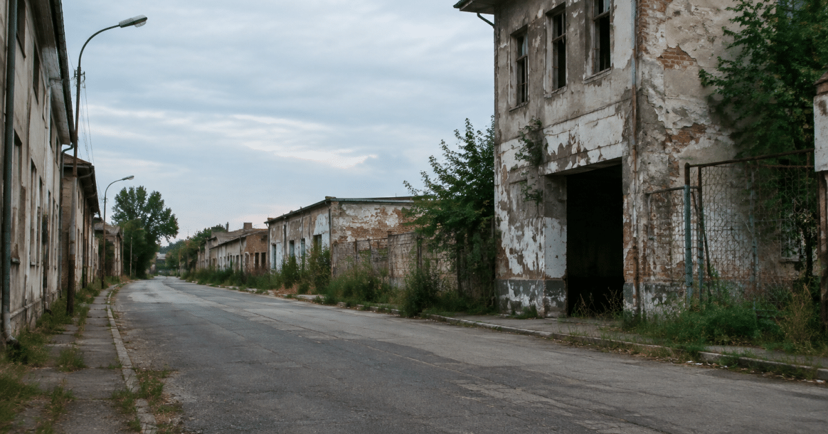 Rues desertes Saint-Fons batiments abandonnés decrépits en arrière-plan