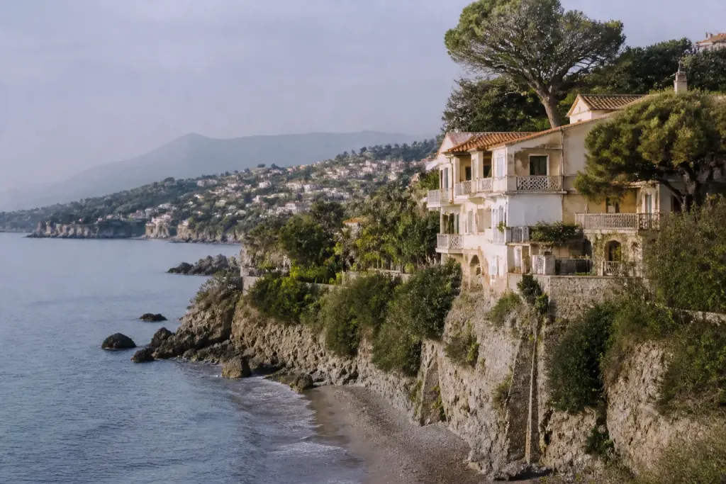 Villas residentielles surplombant plage calme et littoral