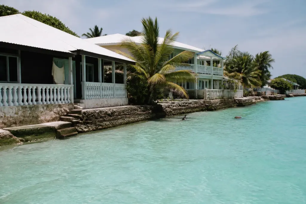 Lagon turquoise borde de maisons sur ile tropicale
