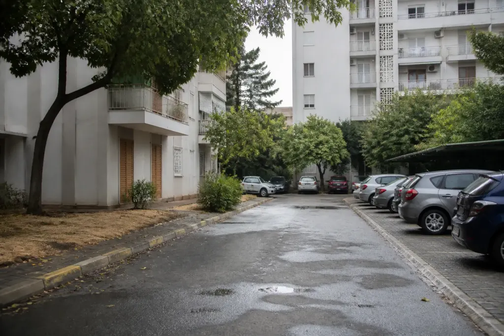 Quartiers urbains residentiels avec parkings eclaires