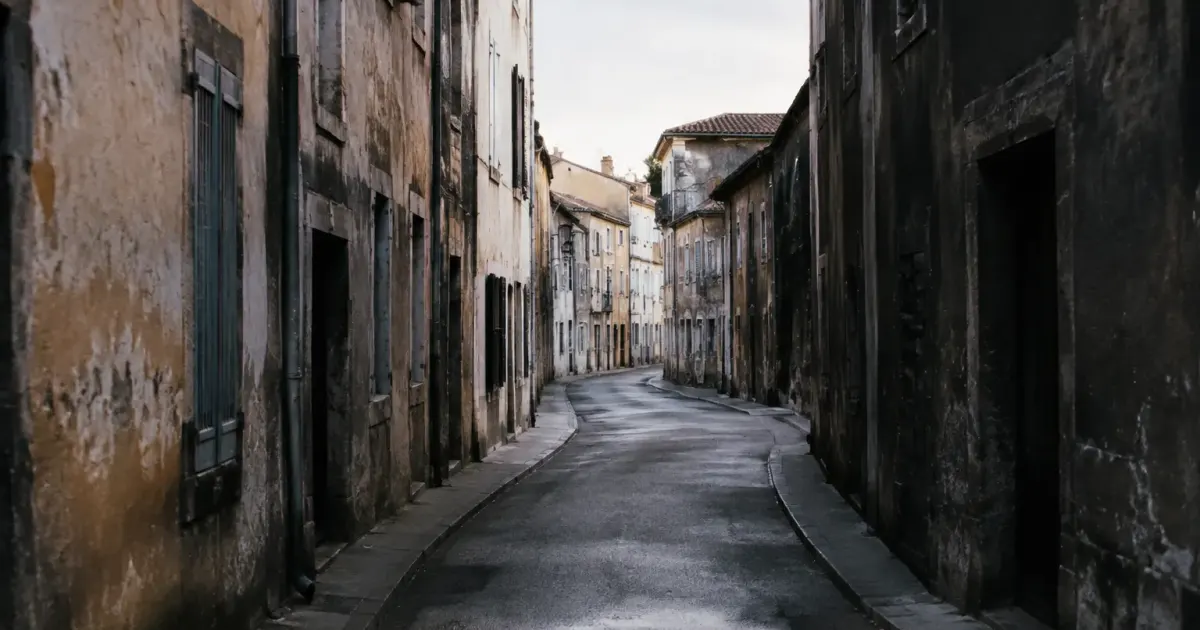 Rue deserte avec facades degradees et batiments sombres