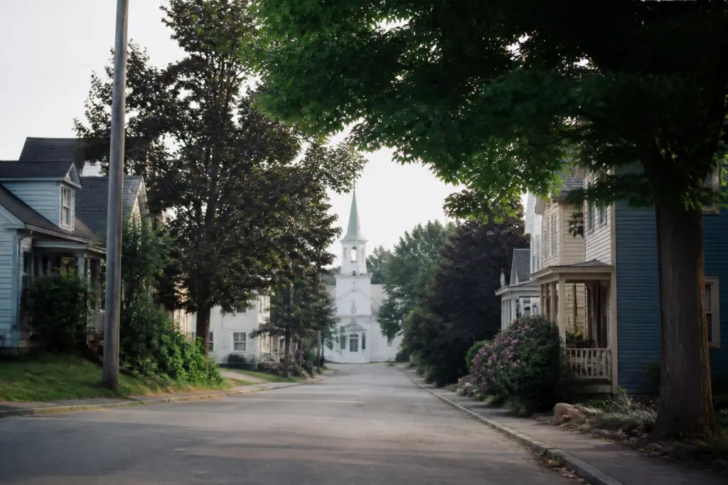 Rue tranquille, maisons residentielles, eglise blanche, arbres