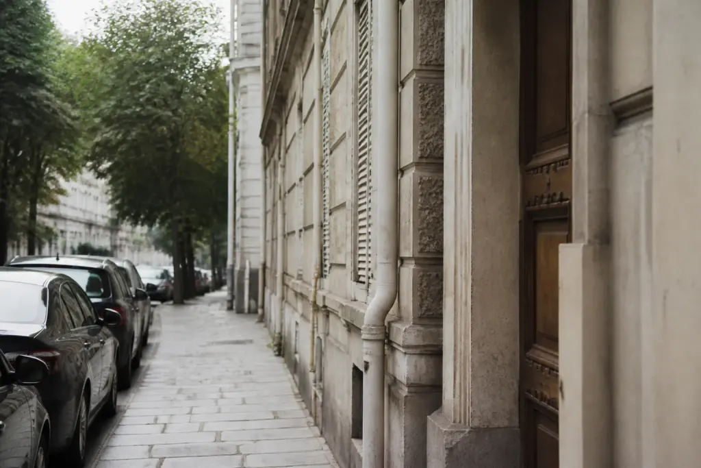 Rue urbaine avec facades immeubles et trottoir