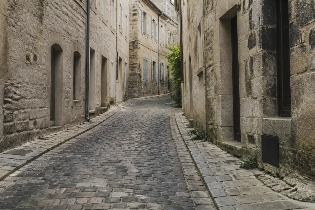 Rues pavees et facades de pierre du vieux quartier