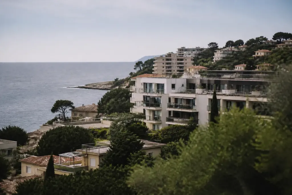 Villas et immeubles avec vue sur la mer
