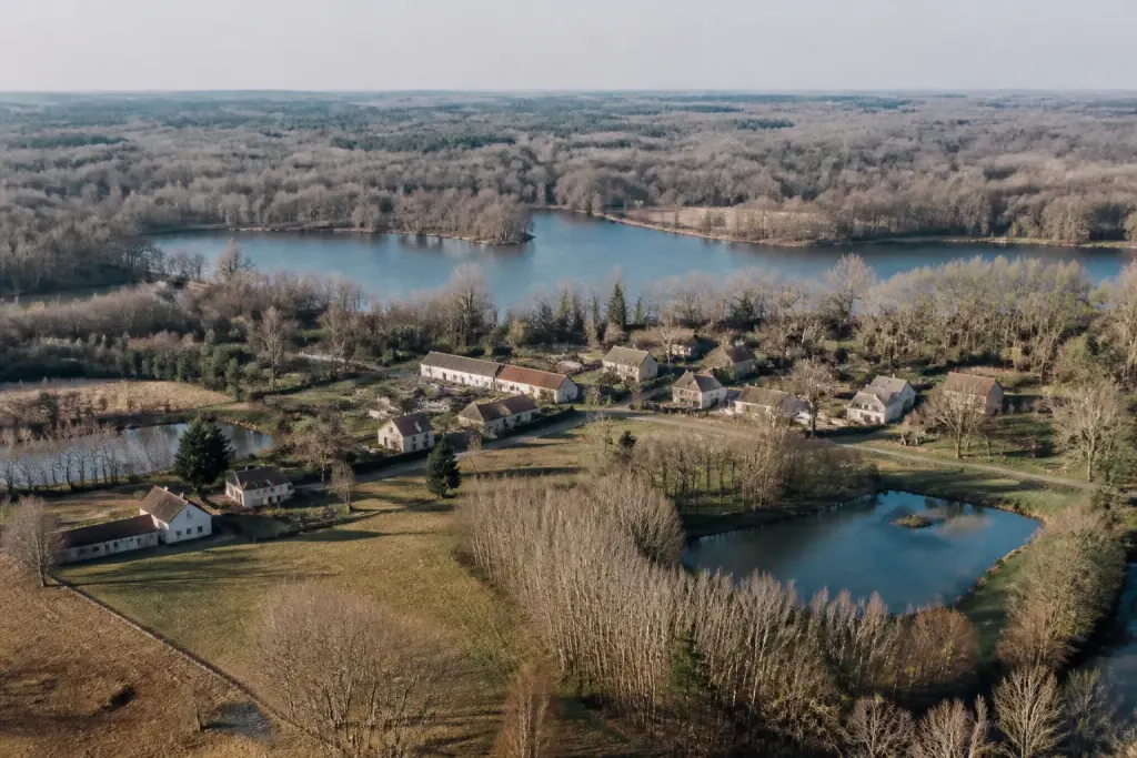 Vue aerienne hameau de Sologne avec etangs et bois