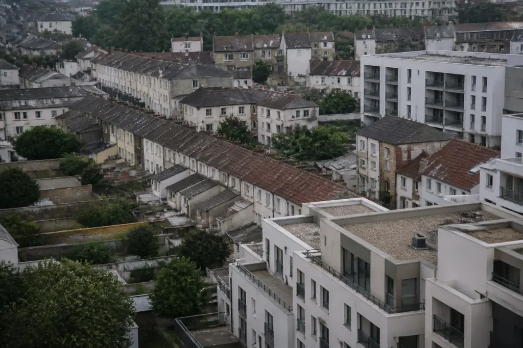 Vue aerienne de maisons alignees et immeubles recents