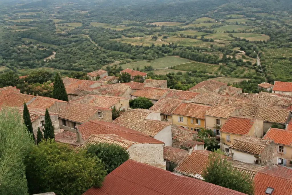 Vue aerienne sur village provencal aux toits rouges